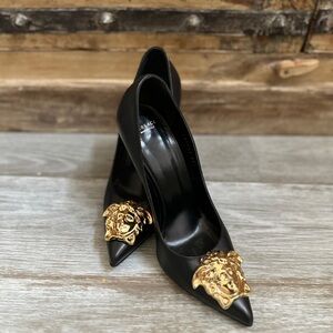 Versace Medusa Pointed Toe Pumps Size 39.5 No box